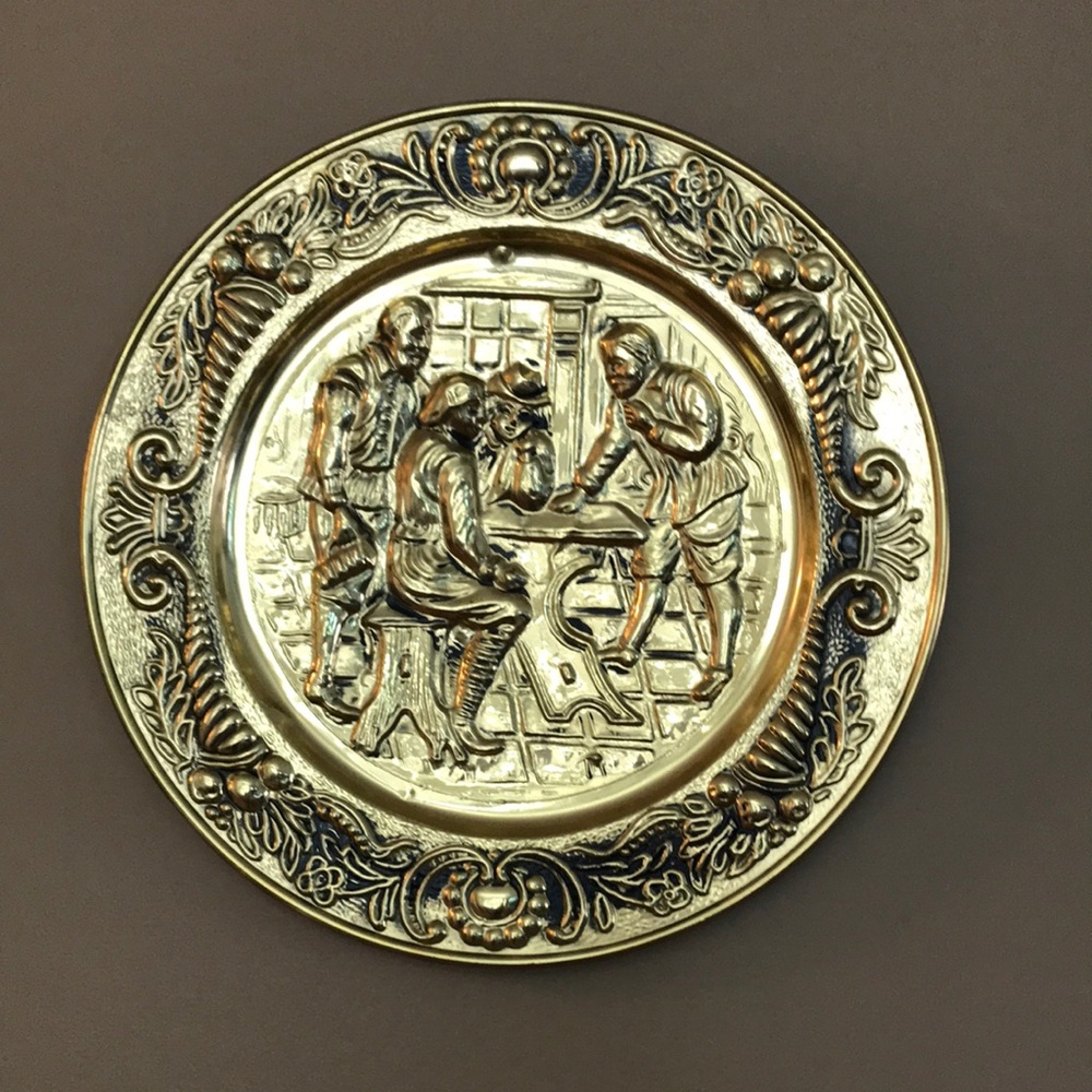 Vintage Brass 14" Tavern Scene Embossed Wall Hanging Round Plaque English Pub